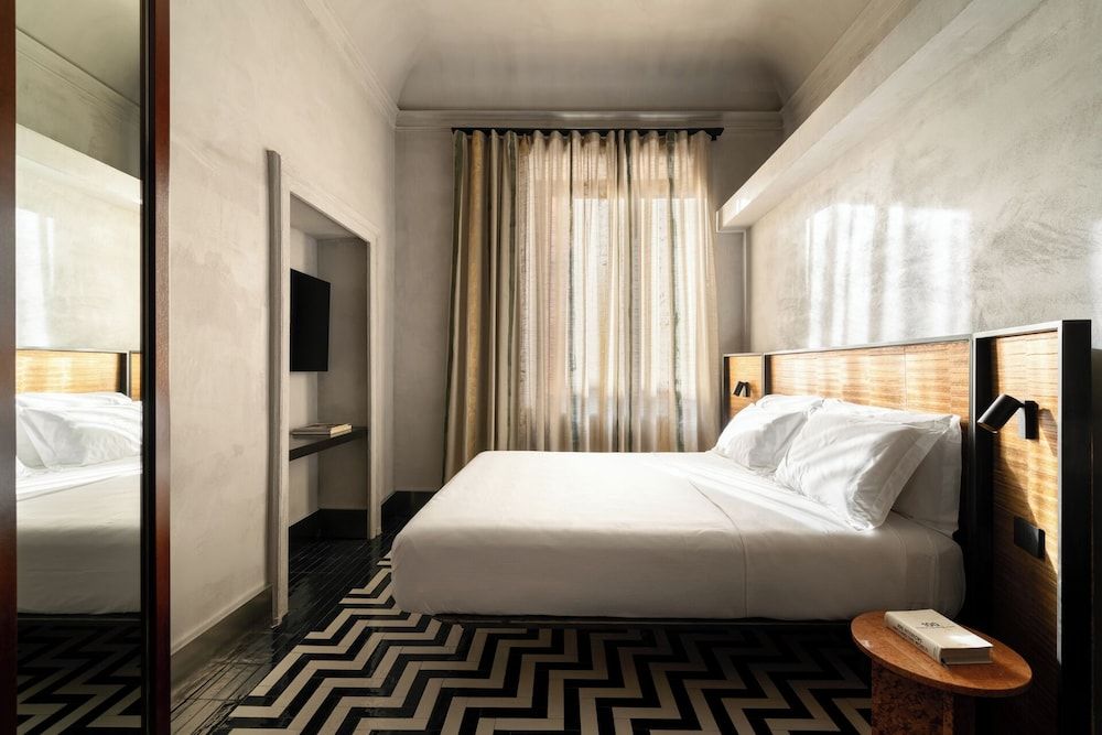 Classic Double Room, 1 King Bed, Private Bathroom, City View