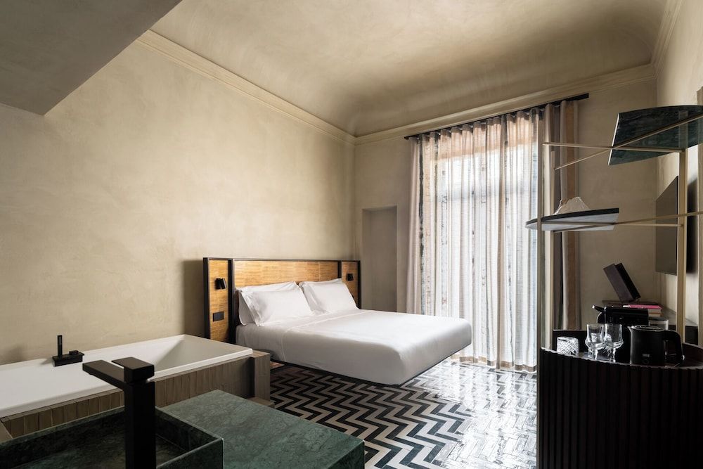 Deluxe Double Room, 1 King Bed, Private Bathroom, City View