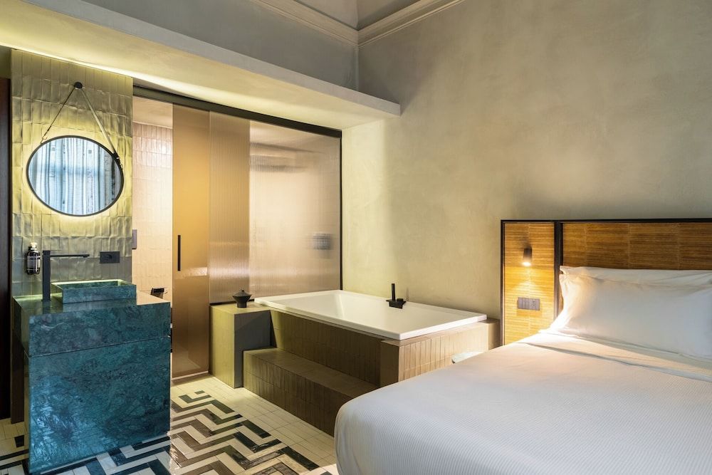 Deluxe Double Room, 1 King Bed, Private Bathroom, City View