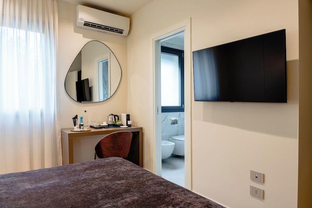 Hera rooms and suites Deluxe Double Room, City View 8