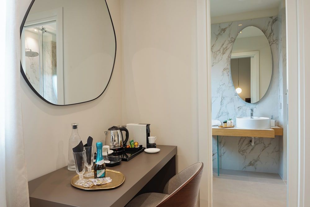 Hera rooms and suites Deluxe Double Room, City View 4