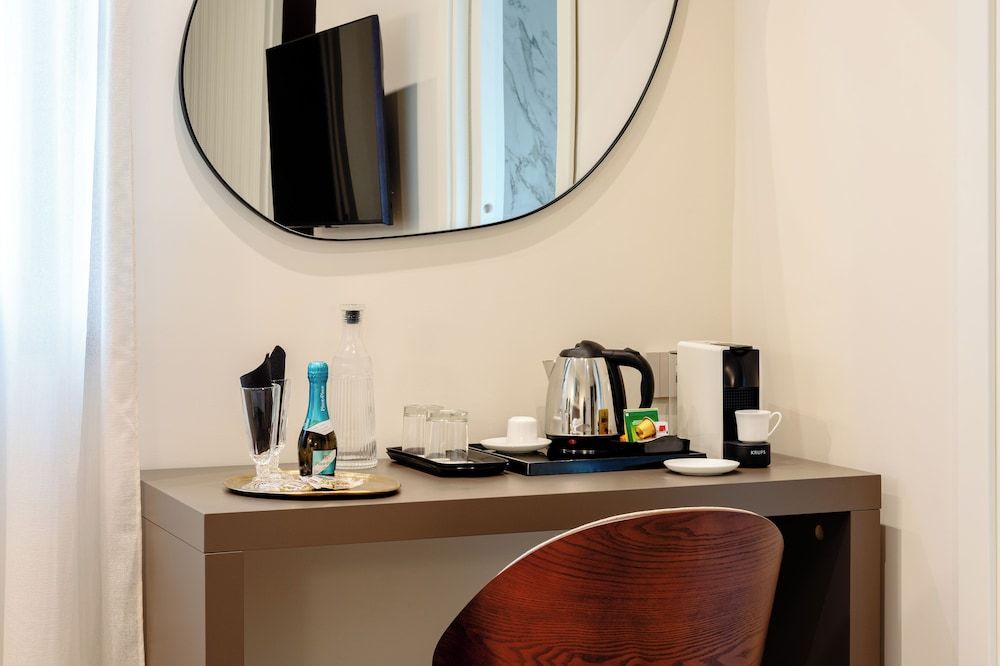 Hera rooms and suites Deluxe Double Room, City View 7