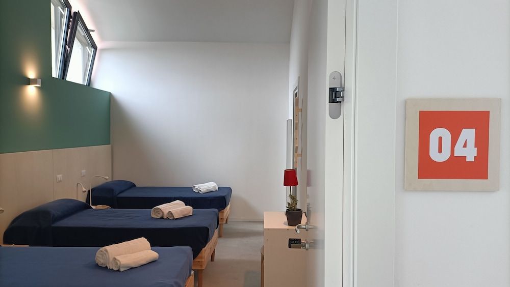 Bed and Bike Hostel Classic Triple Room 5