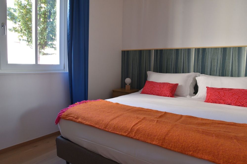 Comfort Suite, Courtyard View