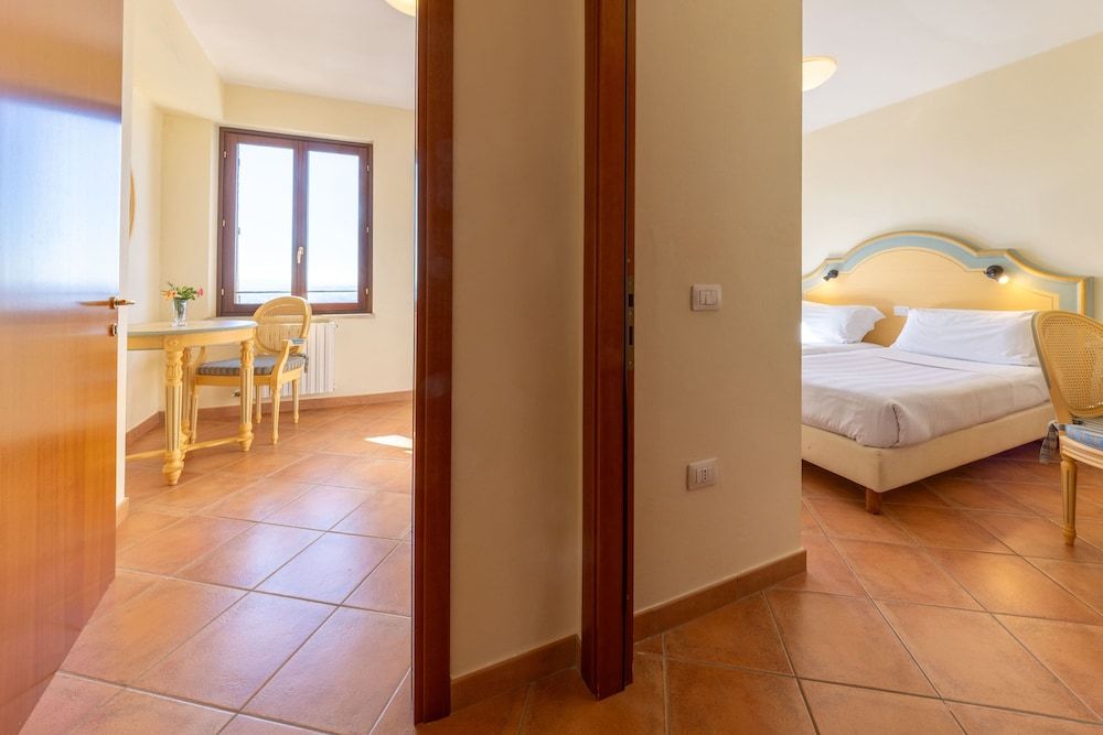 Hotel Monastero Sant'Andrea Family Triple Room, City View