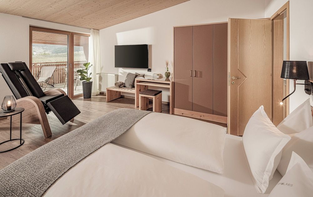 Deluxe Suite with infrared lounge chair, Mountain view