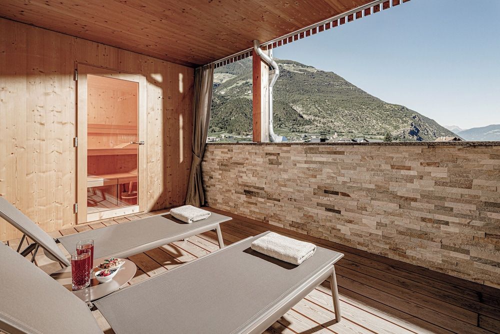 Premium Suite with private Sauna, 2 Balconies, Mountain view