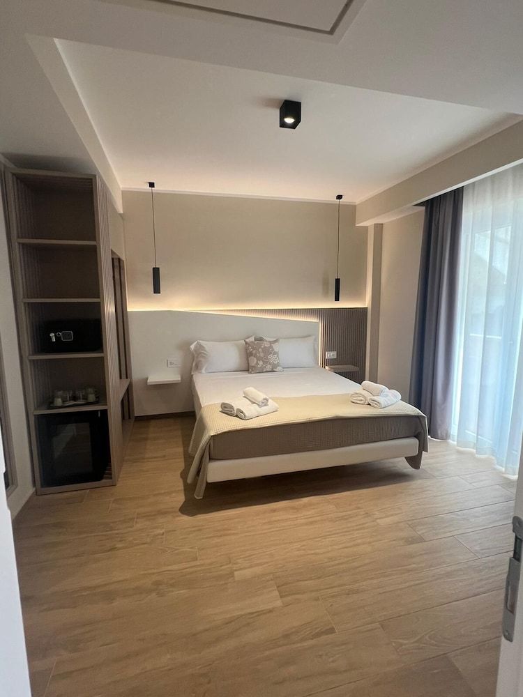 Comfort Room, Balcony, Courtyard View