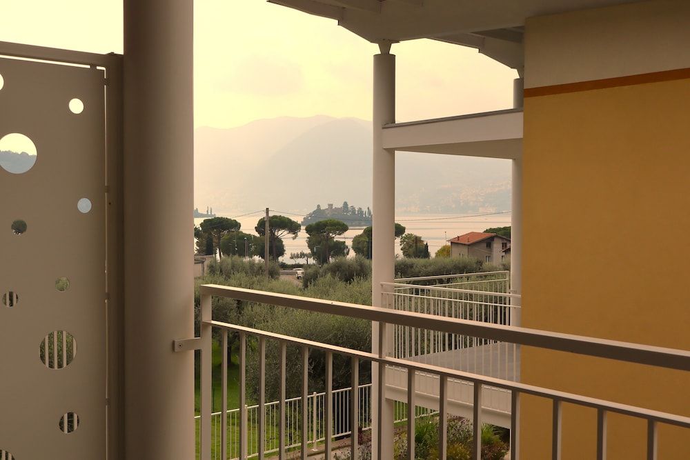 Superior Studio, Partial Lake View
