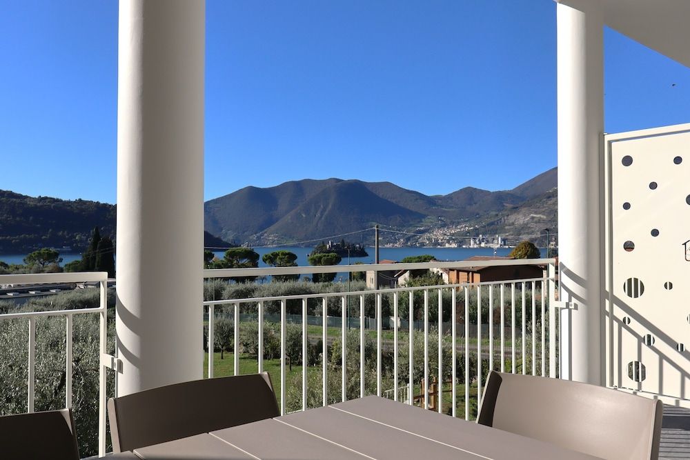 Junior Condo, Lake View