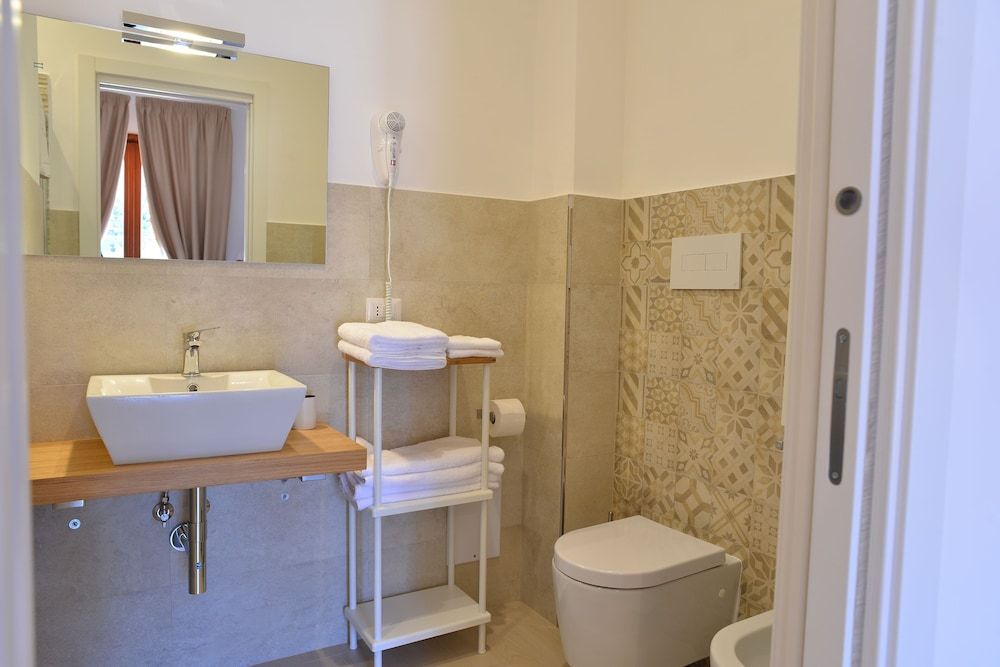 Villa Miriam Standard Double or Twin Room, Balcony, Garden View 3