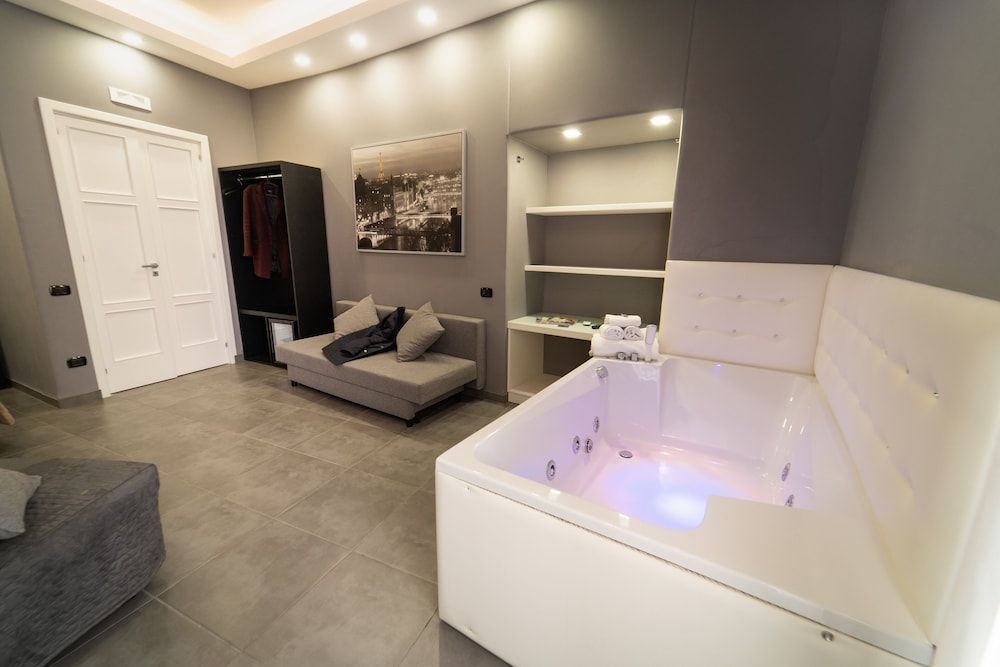 Luxury Studio Suite, Hot Tub, Annex Building (Corso Umberto 311)