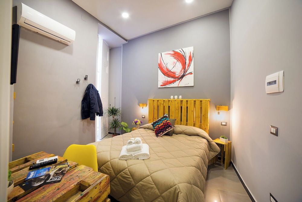 Superior Room, Annex Building (Pzz Dante, Vico Carceri S. Felice 13)