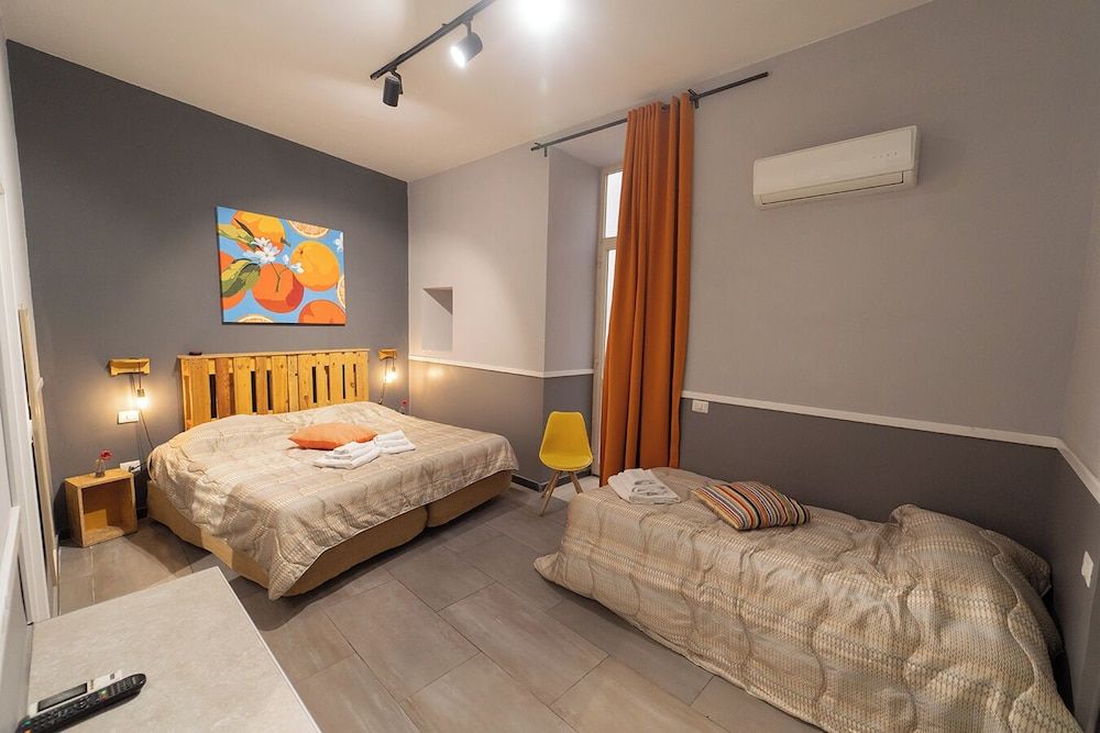 Deluxe Triple Room, Courtyard View, Annex Building (Pzz Dante, Vico Carceri S. Felice 13)