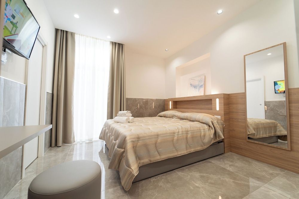 H.R. BOUTIQUE PORTO NAPOLI CENTRO by ClaPa Group Dislocated Hospitality Superior Room, Balcony, Annex Building (Vico Giardinetto 84) 3