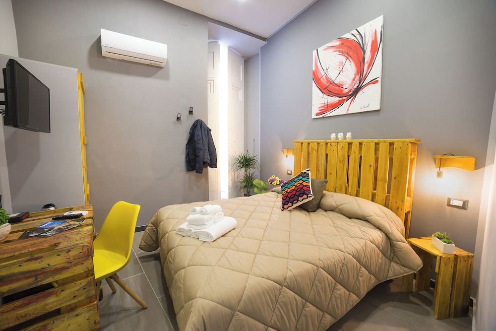 Superior Room, Balcony, Annex Building (Pzz Dante, Vico Carceri S. Felice 13)