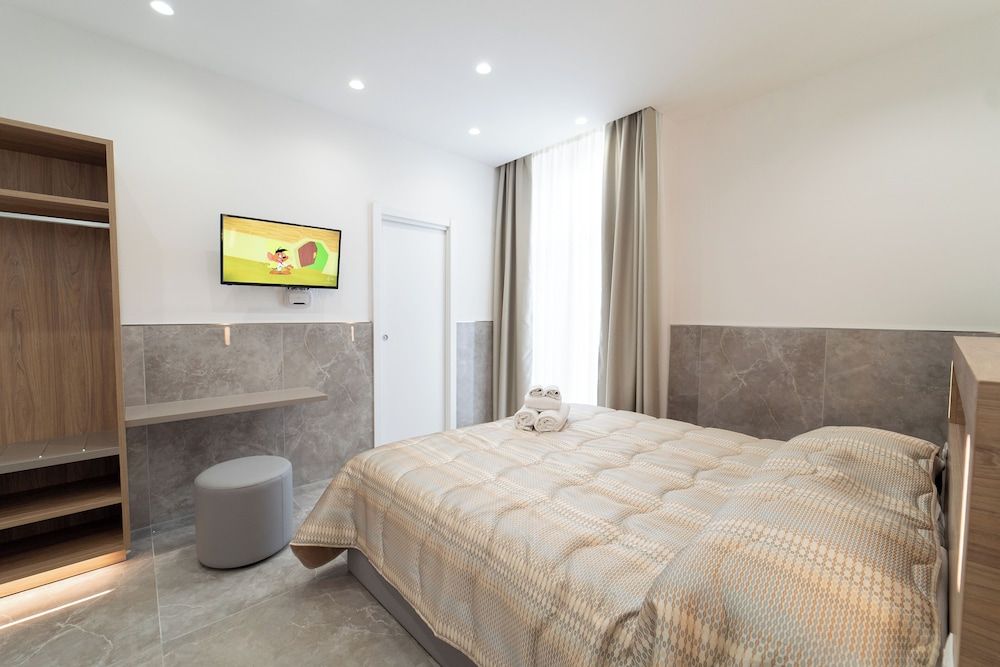 H.R. BOUTIQUE PORTO NAPOLI CENTRO by ClaPa Group Dislocated Hospitality Superior Room, Balcony, Annex Building (Vico Giardinetto 84) 2