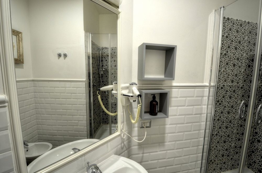 Palazzo Alibrandi Deluxe Double Room, City View 8