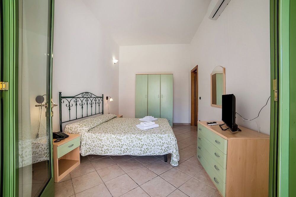 Family Apartment, Multiple Bedrooms (Family Village B5 Pool And Sea)