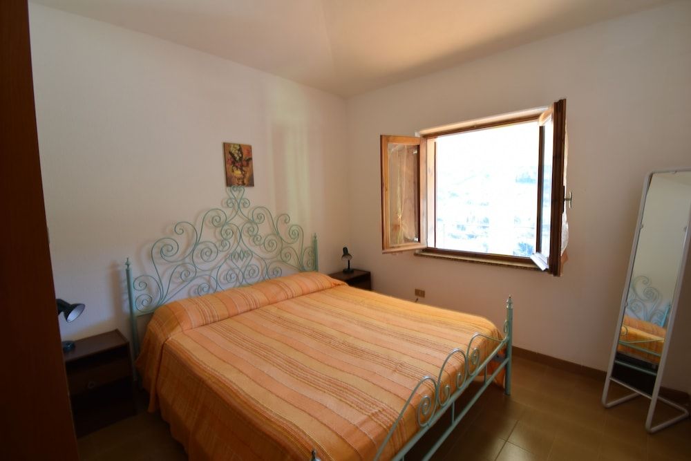 Apartment, Hill View