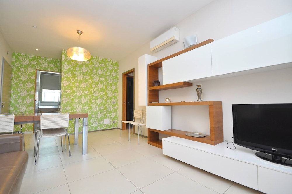 Apartment, Smoking