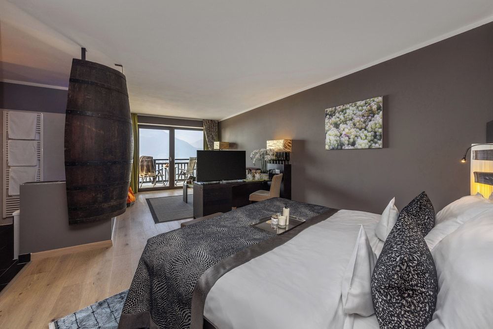 Suite, 2 Bedrooms, Balcony, Mountain View