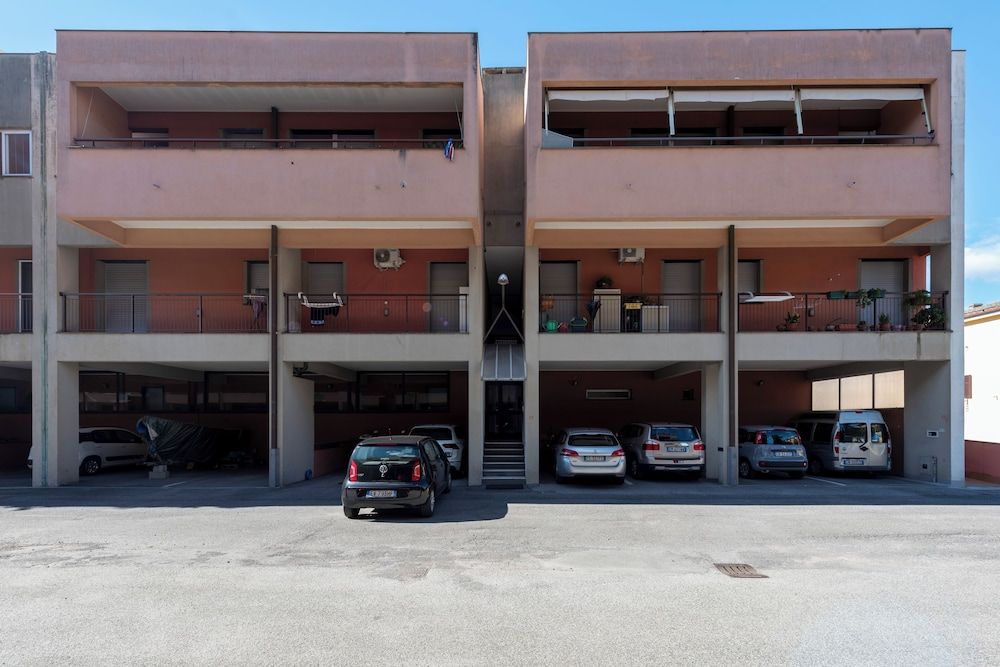 Charming 2-bed flat  balcony & parking