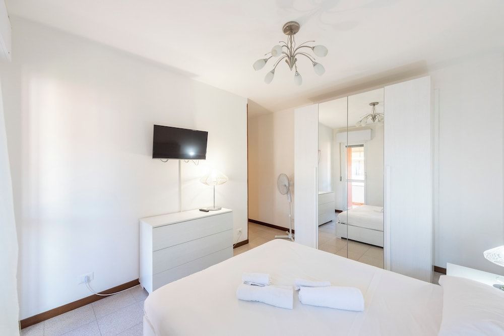 Charming 2-bed flat  balcony & parking