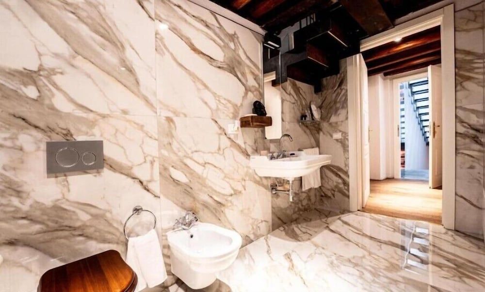 D.H. Lawrence Panoramic Studio Suite, Balcony, Sea View 6