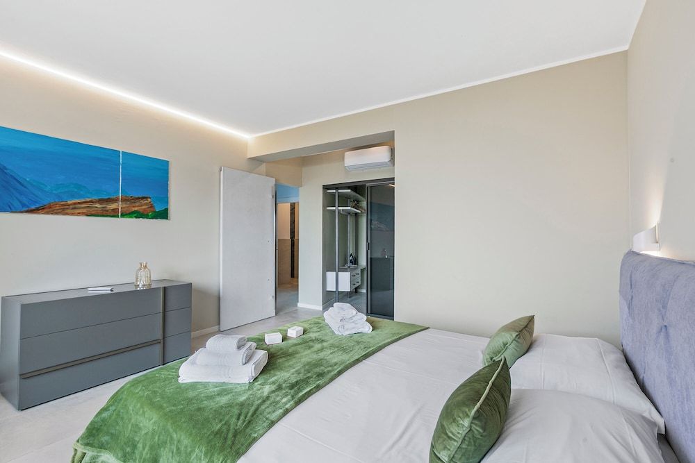 Family House, Multiple Bedrooms, 2 Bathrooms, Lakeside (Boutique apartment Giove with Pool)