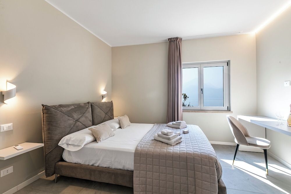 Family House, Multiple Bedrooms, Lakeside (Boutique apartment Nettuno with Pool)