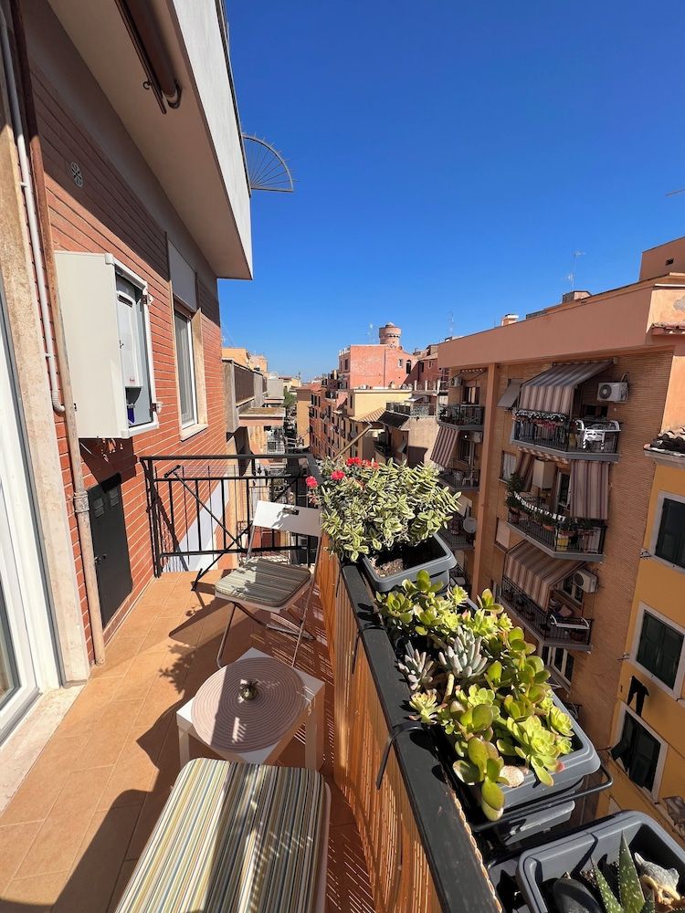 Casa Dharma Guest House Superior Double Room, Balcony, City View 6