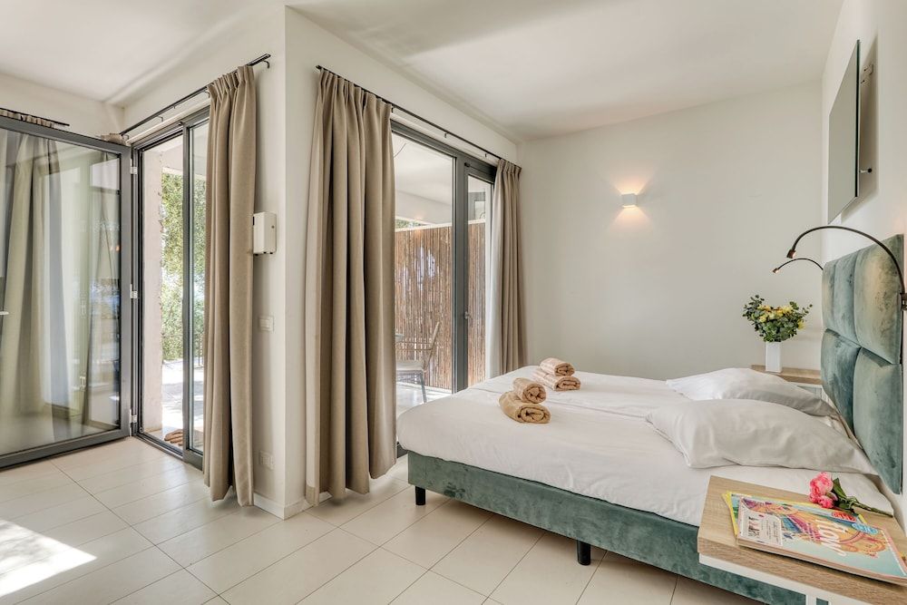 Luxury House, Multiple Bedrooms, Sea Facing (Boutique Pool Apt. Balzi Rossi - Roma)