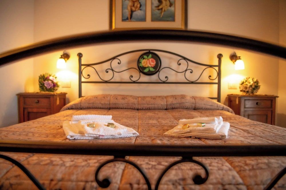 Agriturismo Le Giuncaine Double or Twin Room, Garden View 5