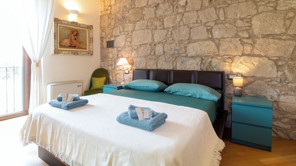 Bosa Eye House 1873 Comfort Room, River View 4