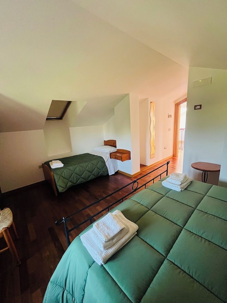 Triple Room, Hill View