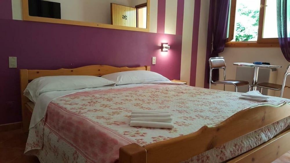 Hotel MonteMorello Classic Double or Twin Room, Hill View 2