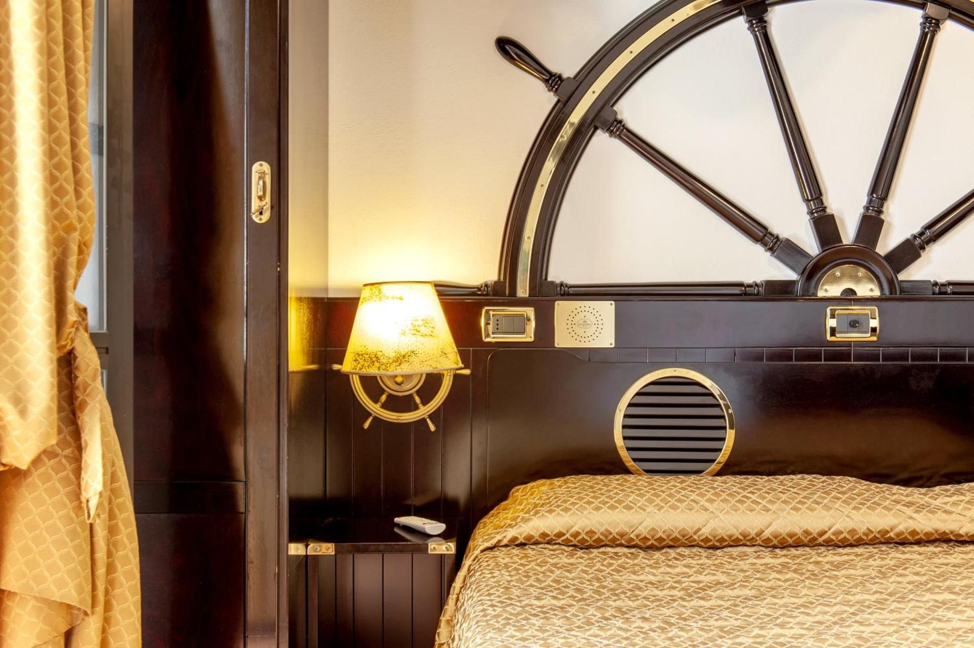 Double Room with Balcony and Lateral Sea View