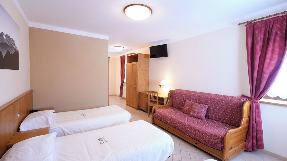 Family Room, Multiple Beds, Mountain View