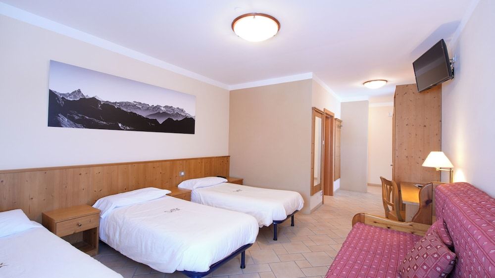 Family Room, Multiple Beds, Mountain View