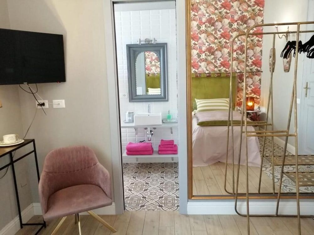 GUESTHOUSE 73 Junior Twin Room, City View 10