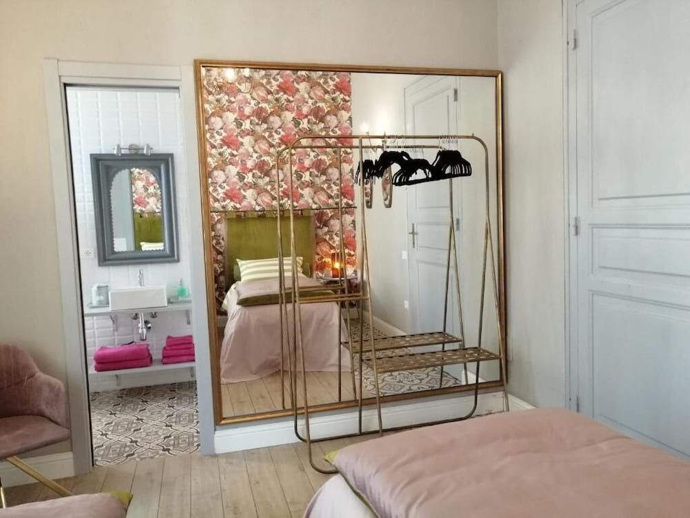 GUESTHOUSE 73 Junior Twin Room, City View 4