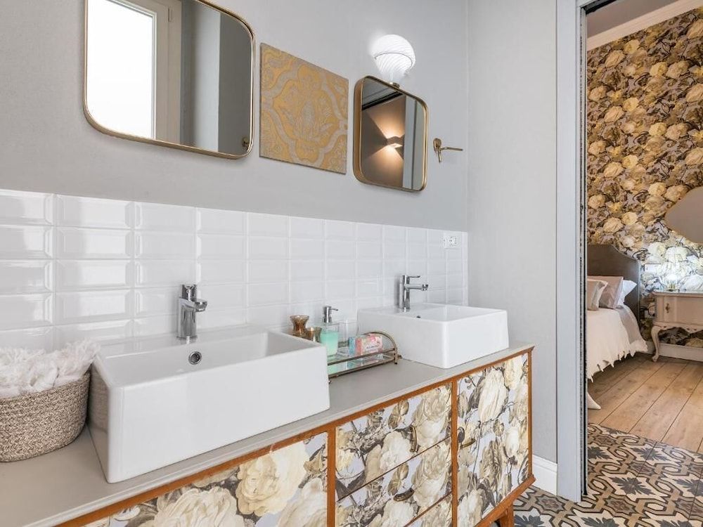 GUESTHOUSE 73 Deluxe Double Room 12