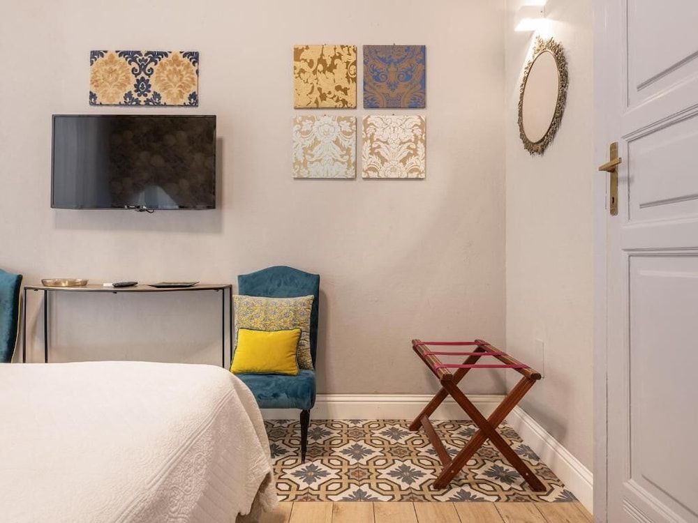 GUESTHOUSE 73 Deluxe Double Room 4