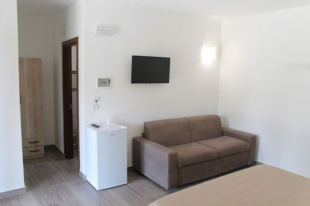 Tenuta Petra Chiara -Apulian Country B&B Comfort Quadruple Room, Patio, Garden View 3