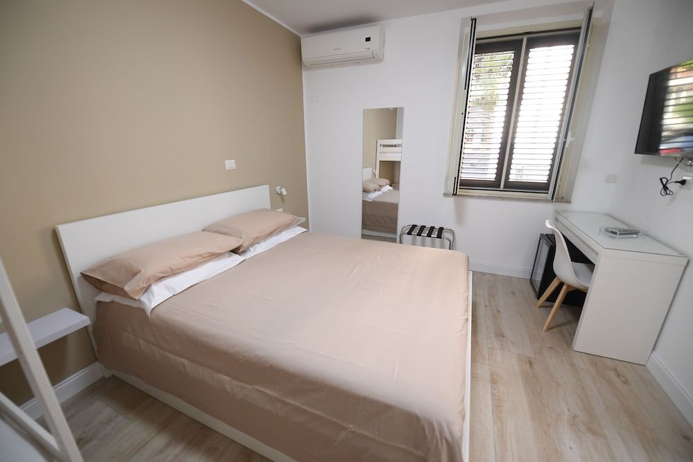 Scilla SeaFront Rooms Family Quadruple Room 2