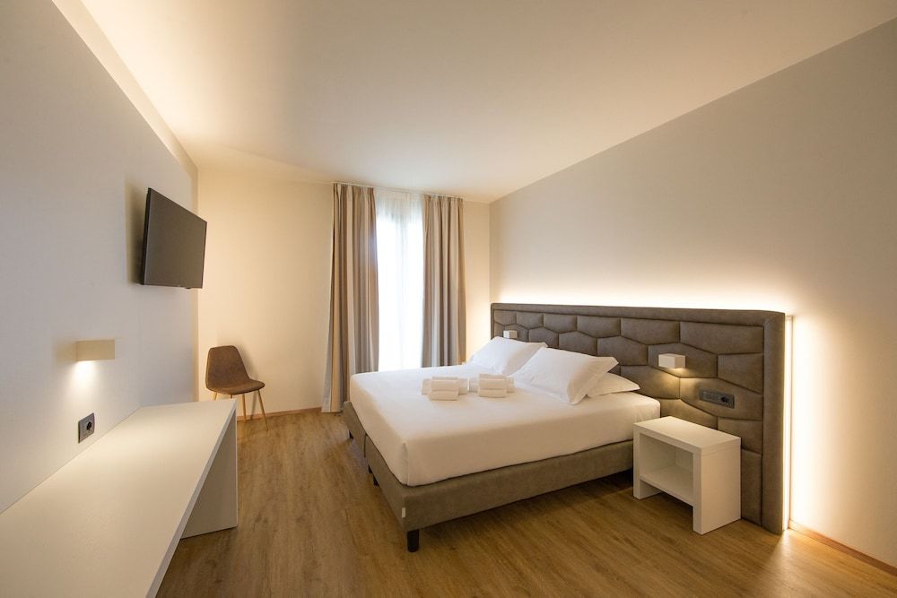 Junior Suite, 1 King Bed, Patio