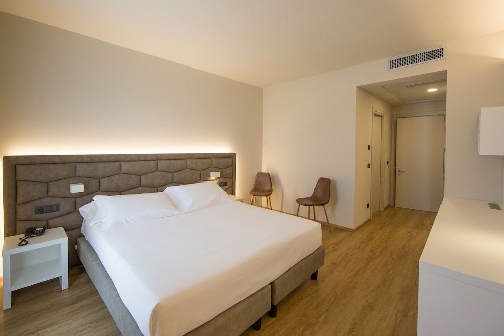 Junior Suite, 1 King Bed, Patio