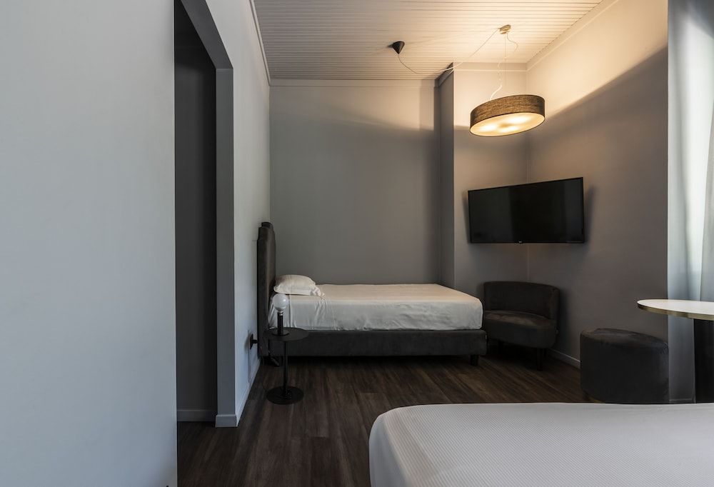 MEALBA HOTEL Suite & Pool Triple Room