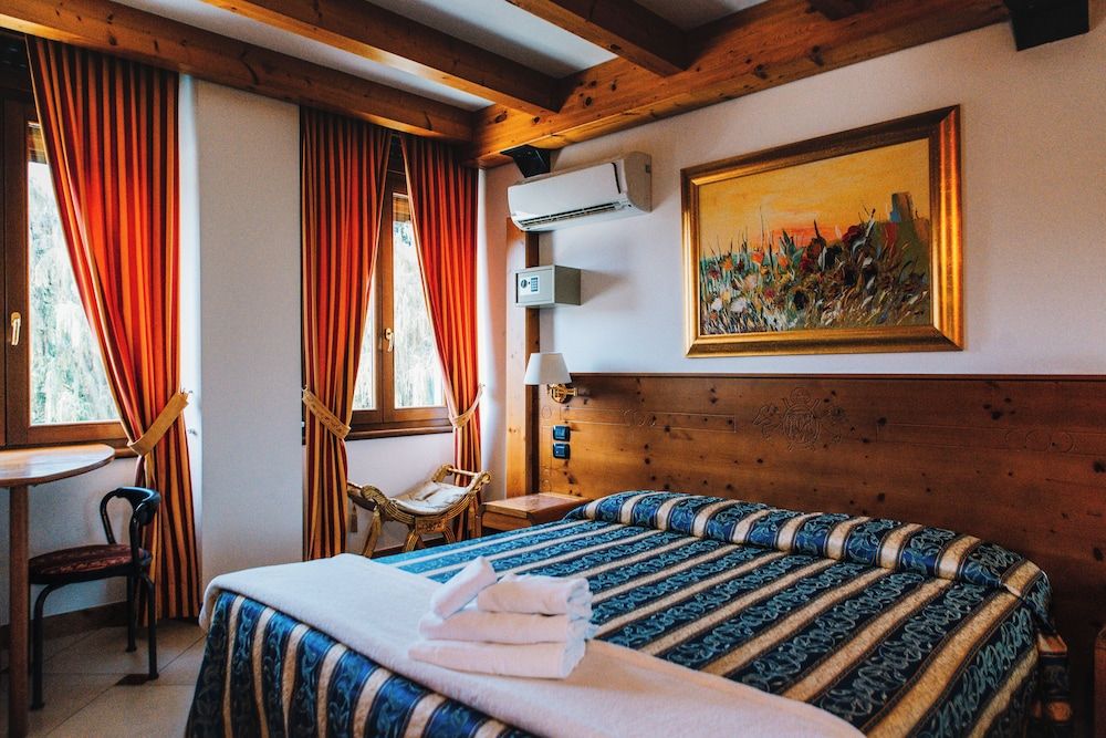 Classic Double or Twin Room, Garden View